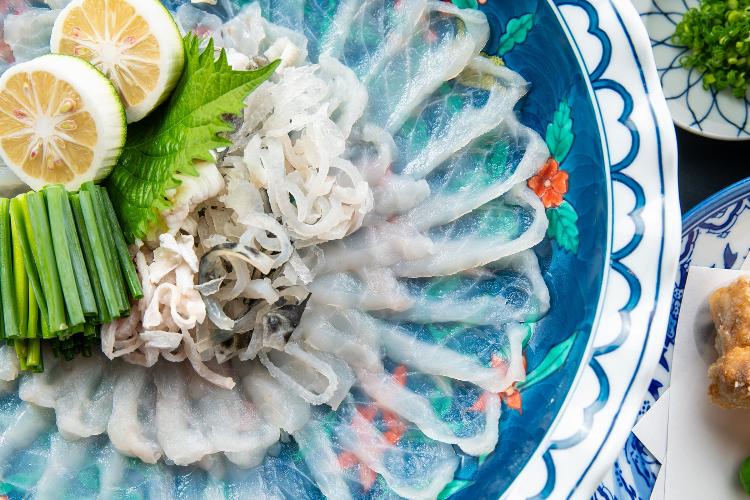 【夕食一例】透き通るように薄く引かれたふぐの身