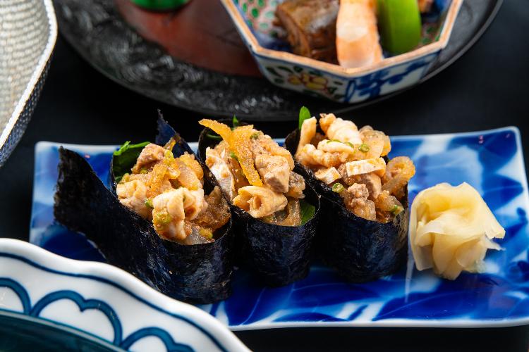 【夕食一例】一貫ごとにふぐの皮の複雑な食感と深い旨味を堪能できる、高級食材を余すところなく味わえる一