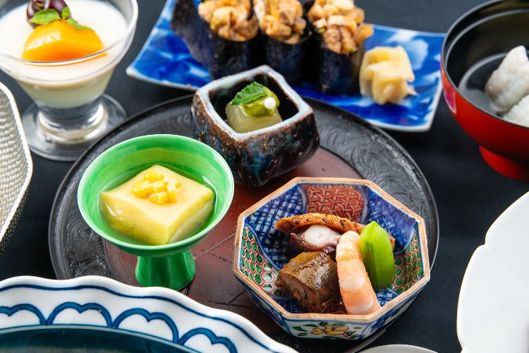 【夕食一例】目も楽しめる彩豊かな食材