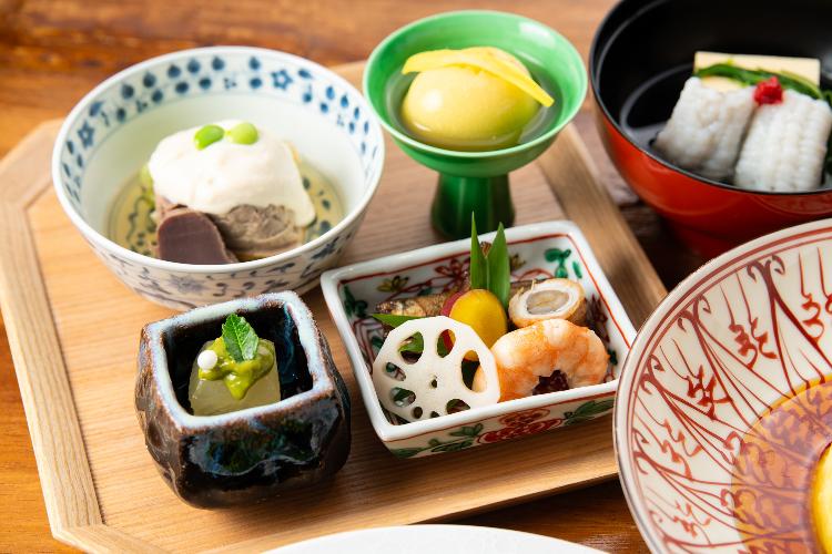 【夕食一例】季節感と美意識が感じられる、日本料理ならではの心配りが行き届いた盛り合わせ