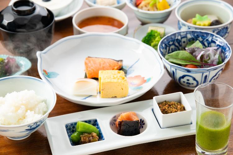 【朝食一例】気持ちの良い朝食で一日を過ごしていただけますように和食を中心としたメニューです。