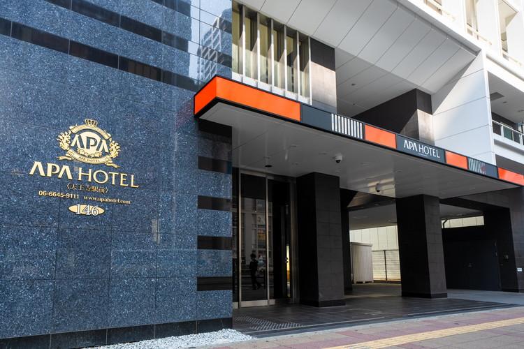 【外観】アパホテルのコーポレートカラーであるオレンジ色が目印のエントランスです。
