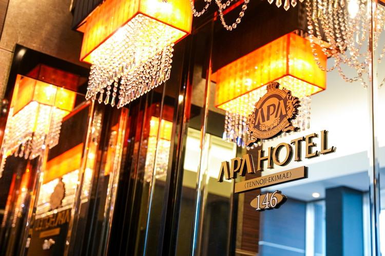 【内観】綺羅びやかなシャンデリアがお客様をおむかえいたします。