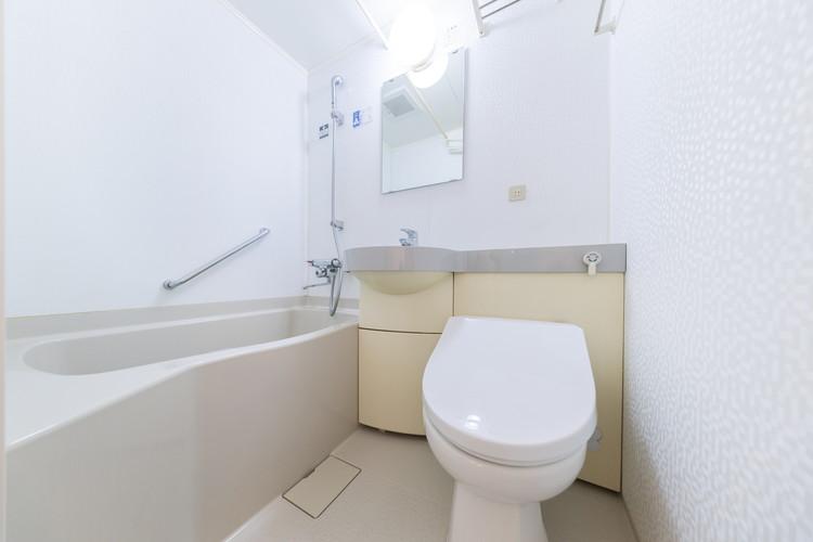 白色を基調としたシンプルなユニットバスです。(当館には大浴場のご用意はございません。)