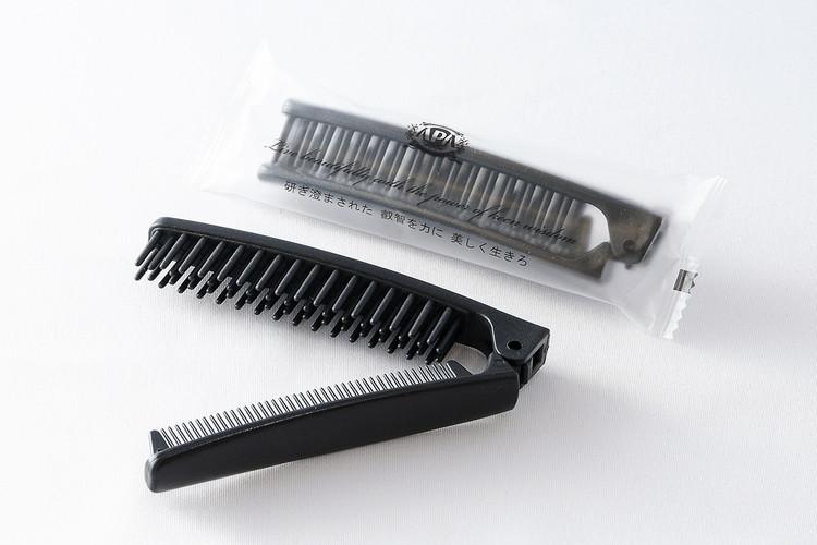 ブラシとコームの2WAYタイプのヘアブラシをご用意(環境に配慮したバイオマスを使用)。