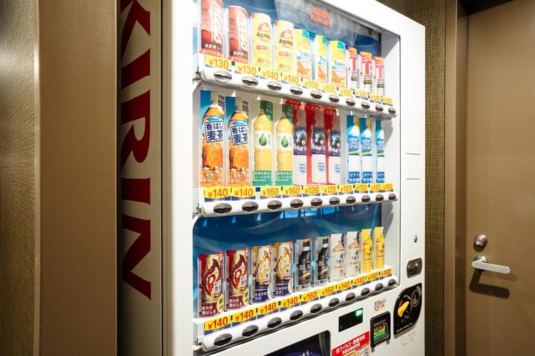 2階にソフトドリンクの自動販売機をご用意。