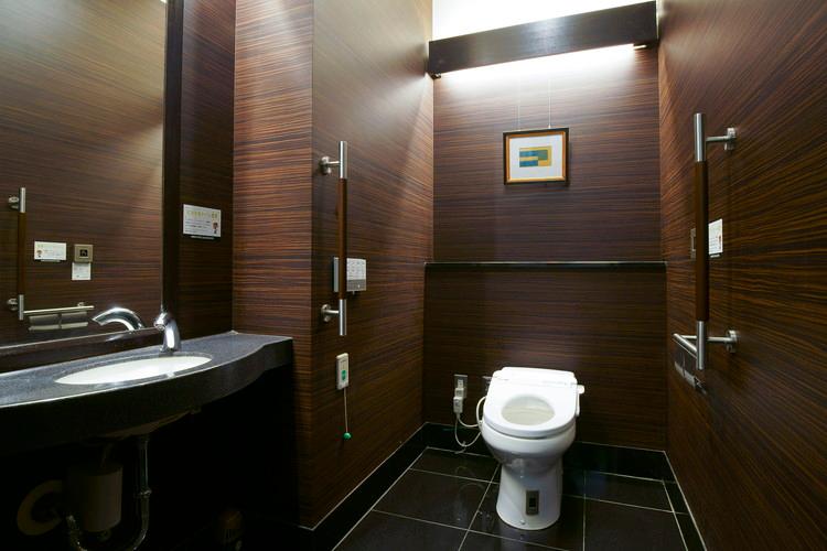 館内1階に共用トイレをご用意。手すりの設置があるため足腰が弱いお客様でも安心してご利用可能です。