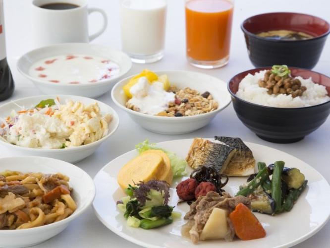 【朝食】日替わりお惣菜のバイキング。お好きなお料理をお好きなだけ。<BR>素泊まりプランの方も500円でご利用いただけます。