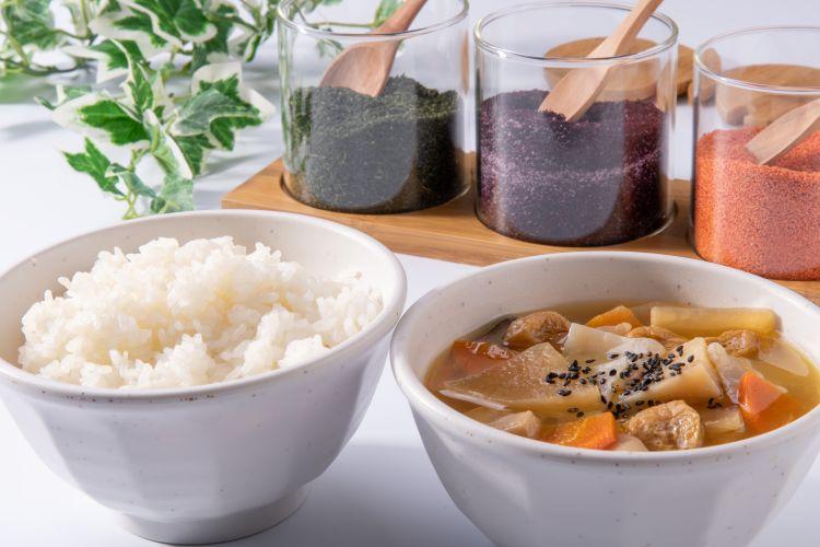 【朝食】炊き立てごはんと具だくさんお味噌汁