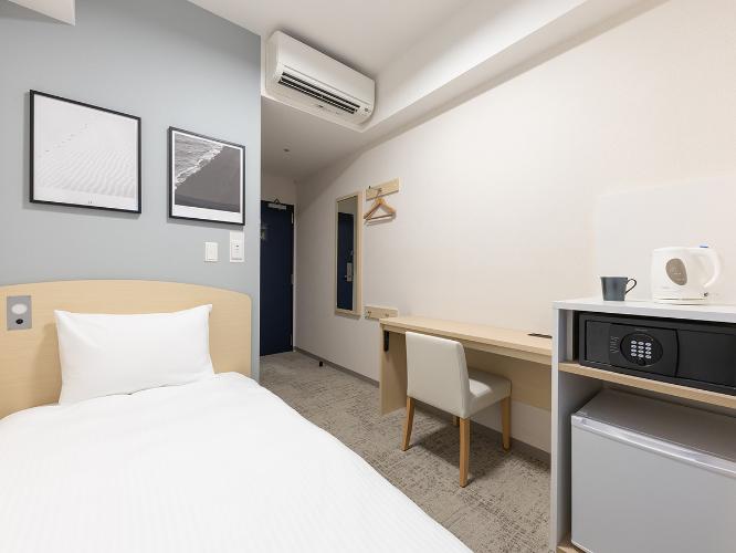 スタンダードシングル｜コンパクトながらワークデスクを備えた機能的なシングルルーム。