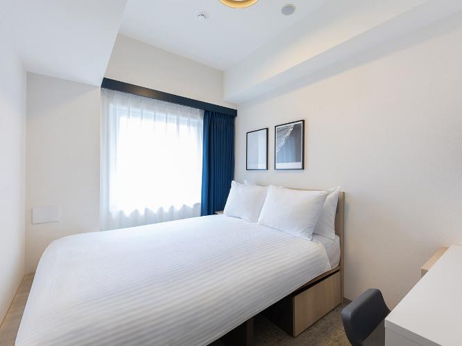 スタンダードダブル｜11平米／定員2名／ベッド幅140cm×1台／3点式ユニットバス