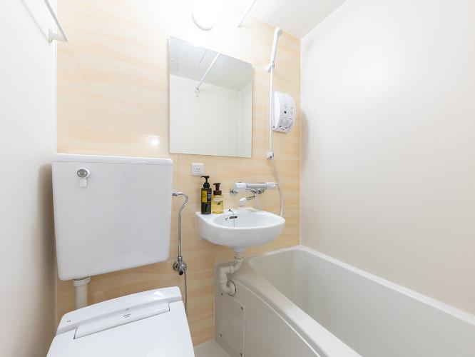 バスルーム｜明るく清潔感のあるユニットバスで、一日の疲れをリフレッシュ。