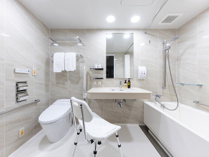 ユニバーサル｜手すりやシャワーチェアあり。安心してご利用いただける快適な広々バスルーム。