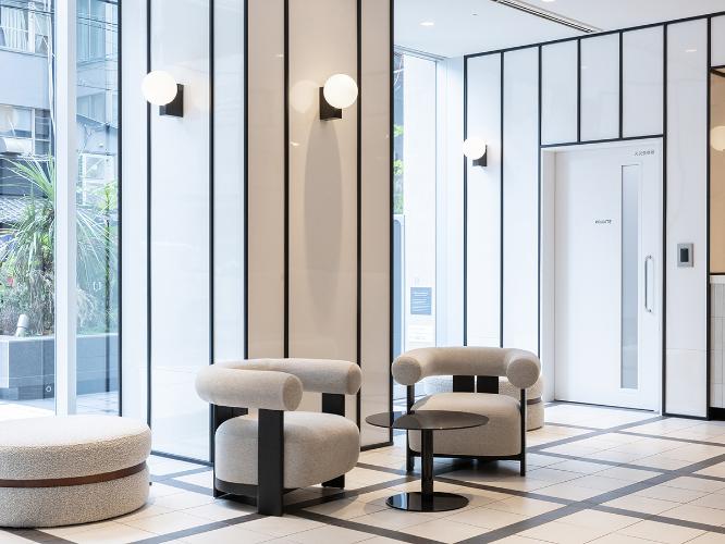 レセプション｜白を基調としたシンプルな内装ですが、温かみを感じる落ち着いた空間です。