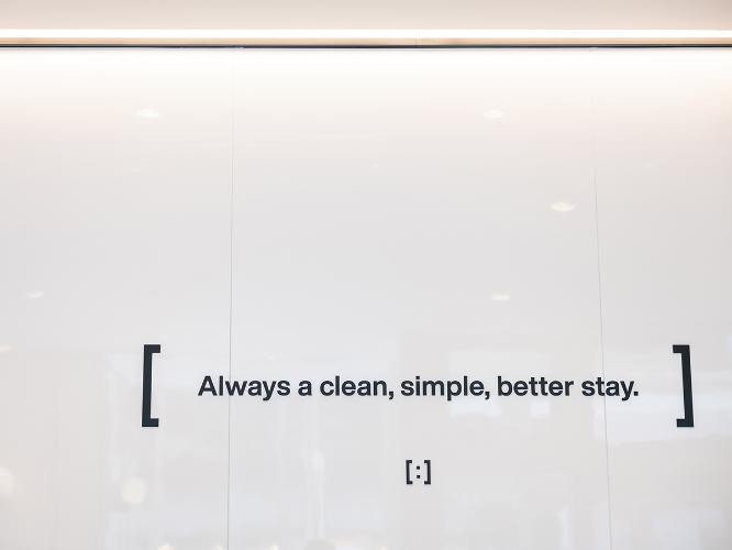 レセプション｜いつでも清潔に、空間はシンプルに、より良いステイを。