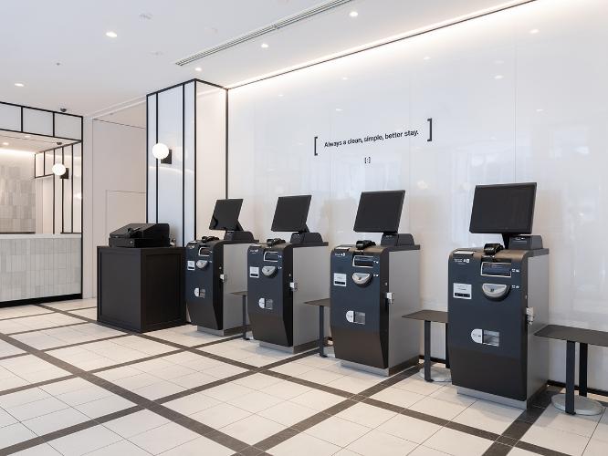 レセプション｜専用端末機にQRコードをかざしてスムーズなチェックイン（要事前チェックイン）。