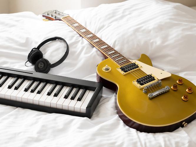貸出品｜キーボードやエレキギターなど、ホテルには珍しいアイテムを揃えました。