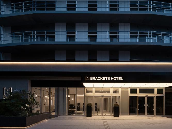 ホテル外観（夜）｜本町駅から徒歩2分。大阪を自在に楽しめる抜群のロケーション。