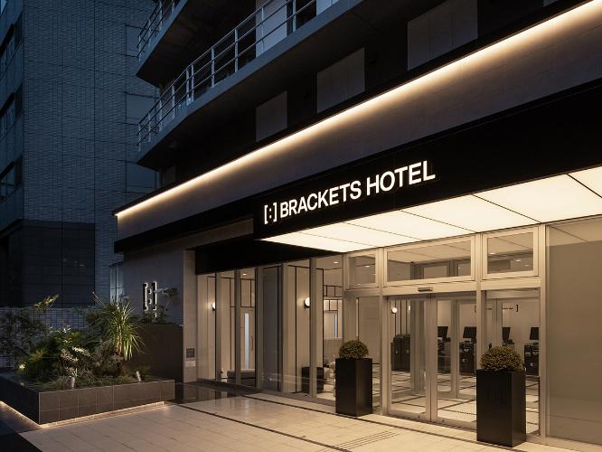 ホテル外観（夜）｜関西空港や新大阪駅への移動もスムーズで、高い利便性を誇ります。