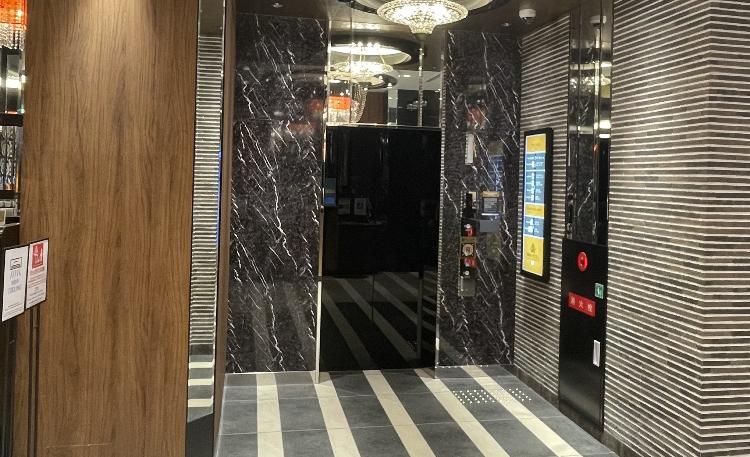 館内のエレベーターは1基のみのため、ご不便をおかけいたしますが皆様に安心してご利用いただけるよう混雑時にはスタッフがご案内やお手伝いをさせていただきますのでお気軽にお申しつけくださいませ。