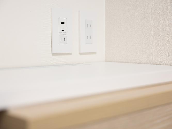 客室｜客室内のコンセント＆USBポート。充電を快適にサポート。