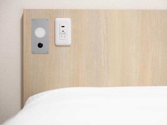 客室｜ベッドボードのコンセント＆USBポート。寝ながらでも快適充電。