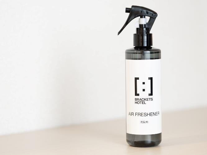 客室｜備品イメージ／当館オリジナルラベルの消臭スプレー。