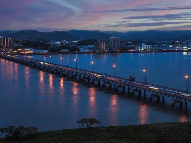 【客室からの景観 一例】幻想的な夕暮れ時