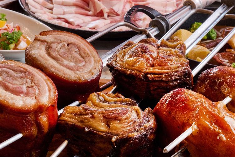 『アグー豚しゃぶしゃぶ鍋・熱々鉄板ステーキ ３種のシュラスコを食べ放題！沖縄ビュッフェ』