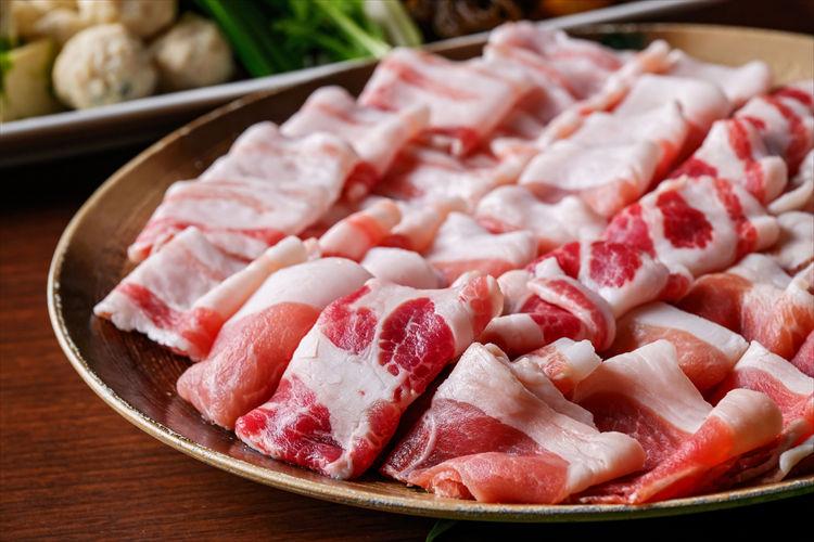 『アグー豚しゃぶしゃぶ鍋・熱々鉄板ステーキ ３種のシュラスコを食べ放題！沖縄ビュッフェ』