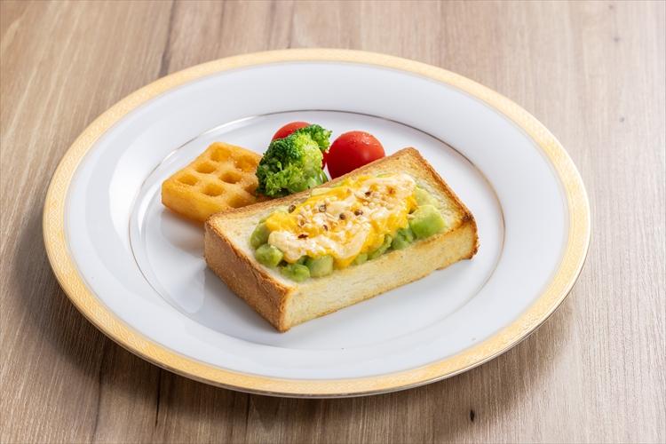 朝食｜メインプレート（アボカドと玉子のトースト）