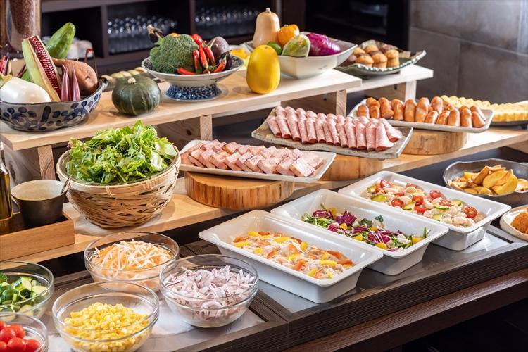 朝食｜京都ことこと 烏丸御池店にて、メイン付きハーフブッフェをご用意