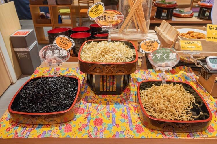 3種類のお好みの麺とトッピングであなただけのオリジナル沖縄そばを