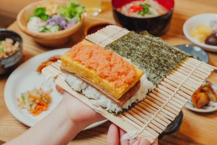 島の朝ごはんを自分流に!ポーク玉子おにぎりで沖縄を味わう