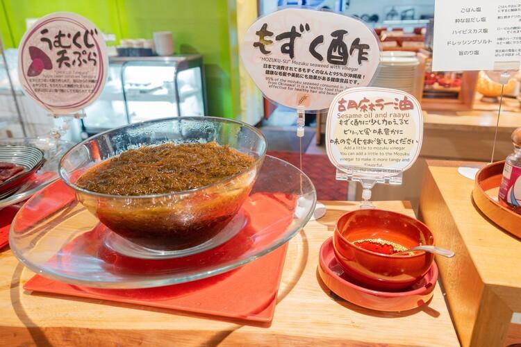 胡麻ラー油を数滴たらすと、もずく酢の旨味をさらに引き立てます