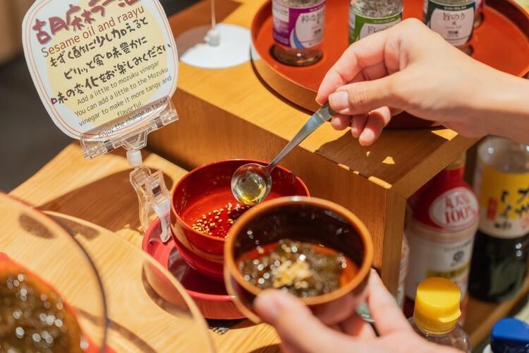 ちょい足しで大変身!ごま油とラー油で楽しむもずく酢