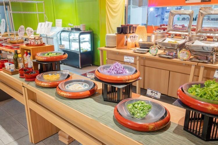 彩り豊かなシャキシャキのサラダバー