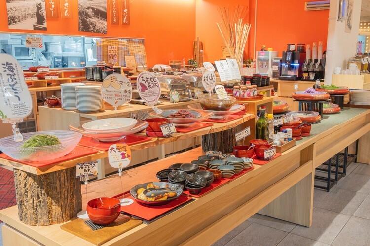 沖縄の恵みをふんだんに使った地元の味、定番の和洋食メニューを種類豊富にご用意