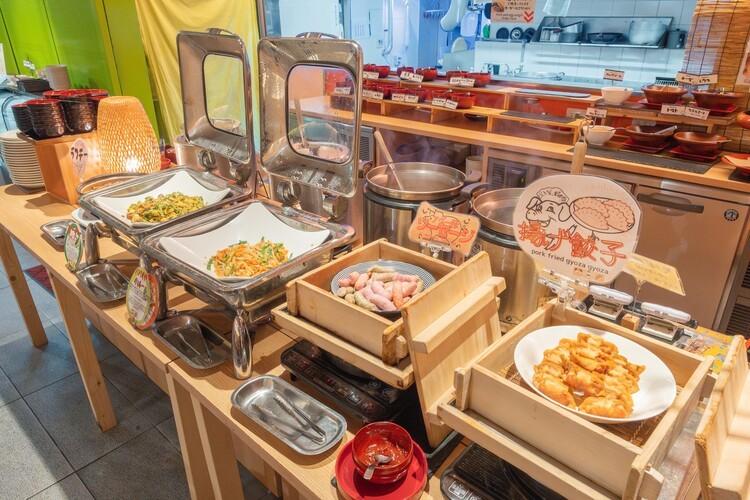 アグー豚のジューシーな旨味と、揚げたて熱々の香ばしさが食欲をそそります