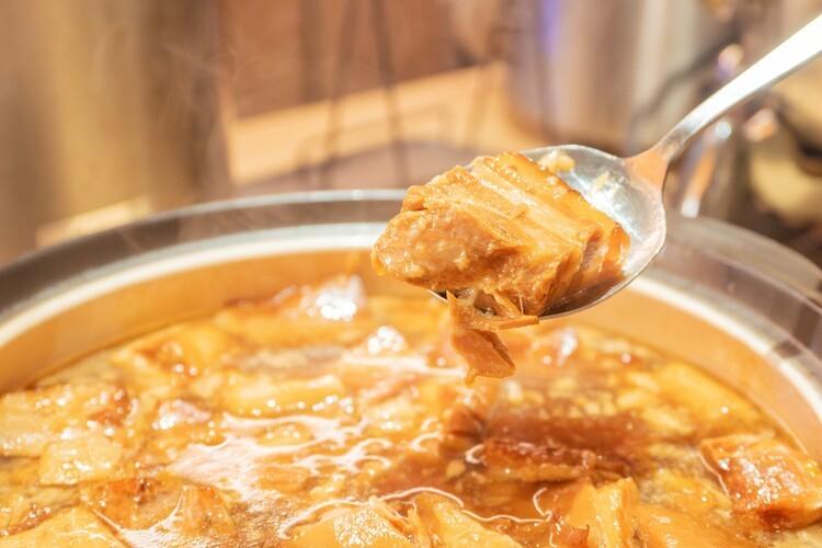 長時間煮込まれたラフテーは箸で簡単にほぐれるほど