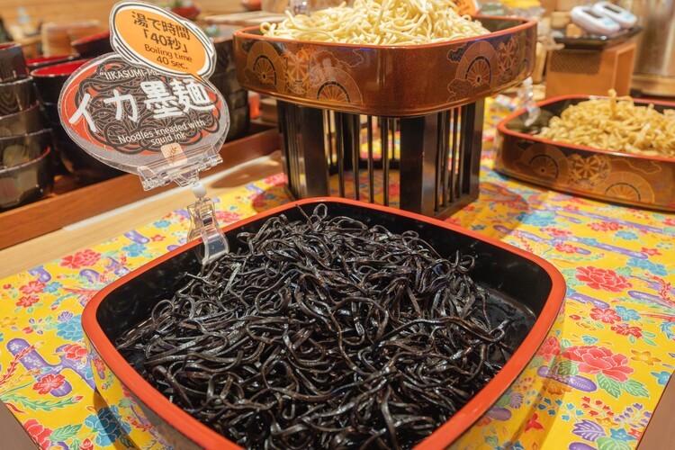 珍しいイカ墨麺で、いつもと違う沖縄そば体験を