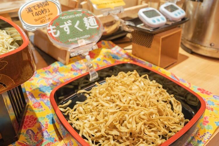 ツルっとした食感が楽しい、珍しいもずく麺