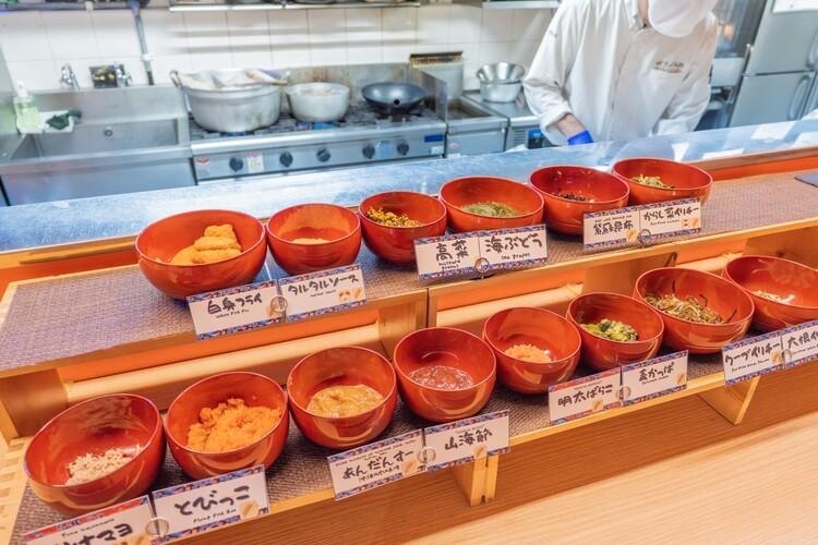 沖縄ならではの食材から定番の具材まで、豊富なトッピングをご用意