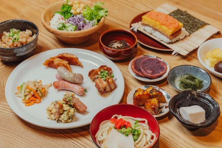 沖縄の恵みを感じる彩り豊かな朝食