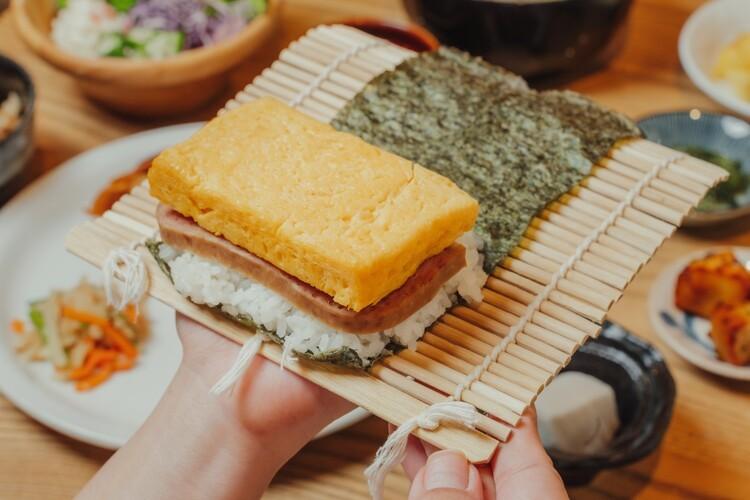 手作りのワクワクが詰まった、朝だけの特別なポーク玉子おにぎり