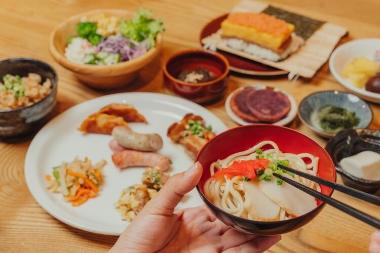 心も体も満たす沖縄の朝、伝統の沖縄そばと多彩な料理をどうぞ
