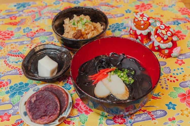 珍しいイカ墨麺を、イカの旨みが凝縮されたイカ墨汁でどうぞ