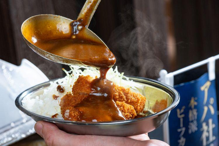 細切りロースカツと千切りキャベツが定番のボリューム満点アパ社長カレー