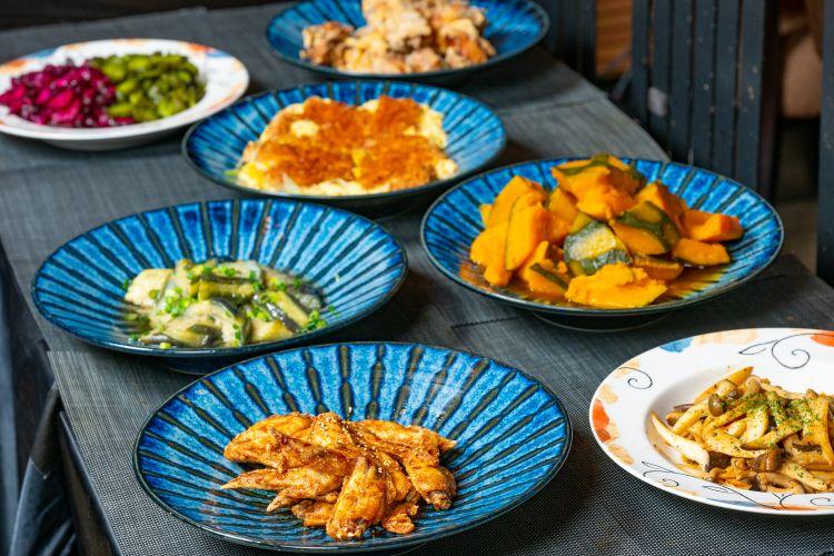 和食ビュッフェ一例（カツ煮・茄子の揚げびたし・かぼちゃの煮物・柴漬け・青きゅうり）