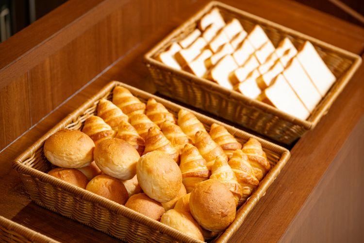 自家製のレシピで作られているパン（米粉パン・クロワッサン・食パン）